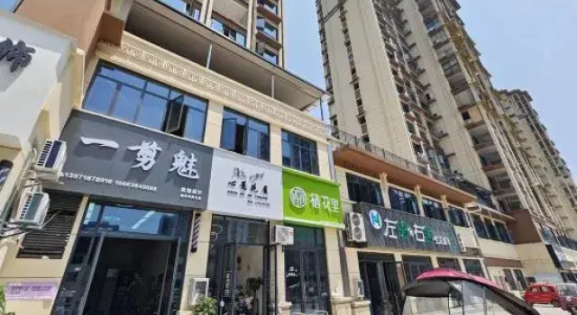 Kaiyuan Homestay, Prenota Hotel Hotel a Enshi Prefecture con parcheggio, Parcheggio