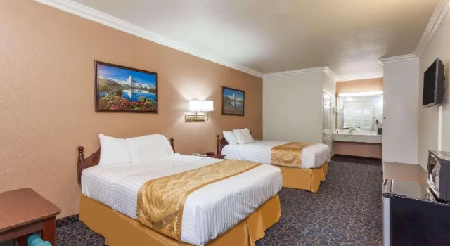 Номер Standard Days Inn & Suites by Wyndham South Gate