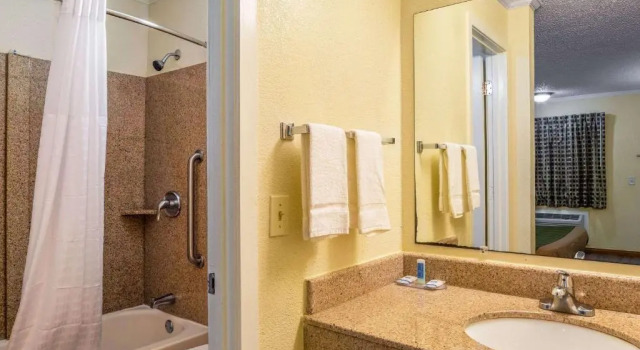 Номер Standard Rodeway Inn & Suites Fort Jackson