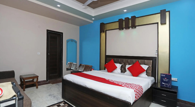 OYO 4096 Hotel Divyanshi