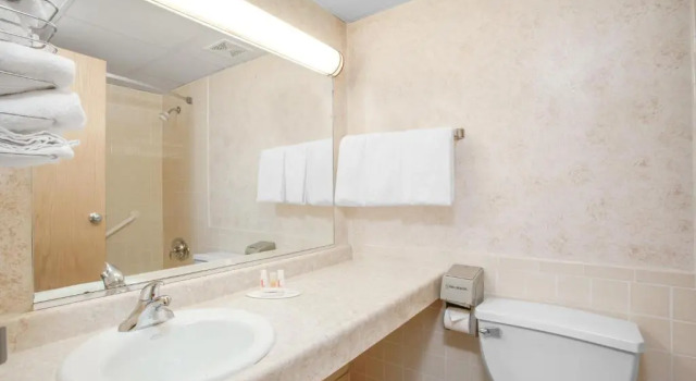 Номер Standard Days Inn by Wyndham Liberty