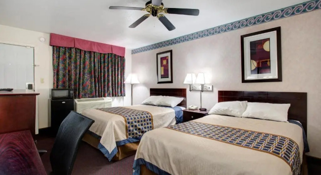 Четырёхместный номер Standard Carlsbad Inn , New Mexico