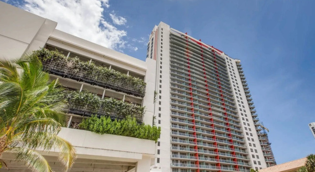 Amazing Studio at Hallandale Beach with service beach, Забронировать Отель Бизнес-отели Халландейл-Бич, 4* 5*