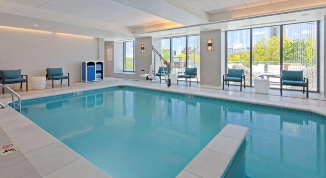 Кровать в общем номере Hilton Garden Inn Boston Brookline, Ma