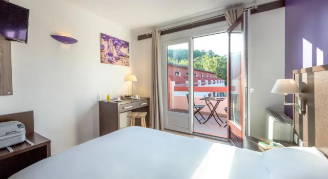 Номер Standard Les Pins Blancs en Provence