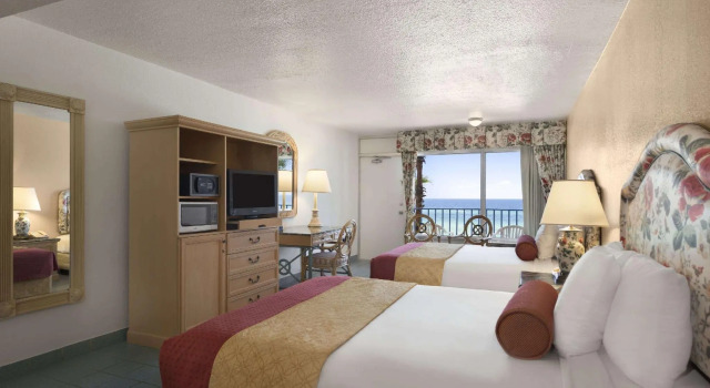 Четырёхместный номер Standard Days Inn by Wyndham Panama City Beach Beachfront Resort