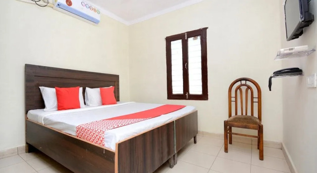 Oyo 30943 Hotel Tourist