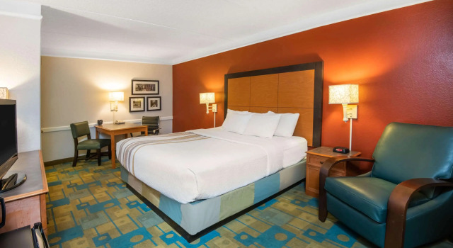 La Quinta Inn by Wyndham Colorado Springs Garden of the Gods, Varaa Hotelli Hotellit Colorado Springs uima-altaalla, Uima-allas