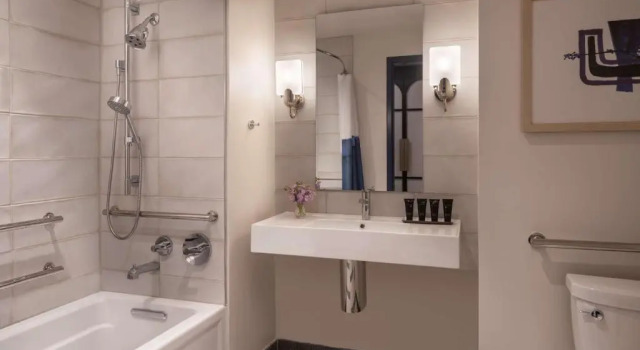 Номер для гостей с ограниченными возможностями с видом на город Hyatt Centric Downtown Nashville