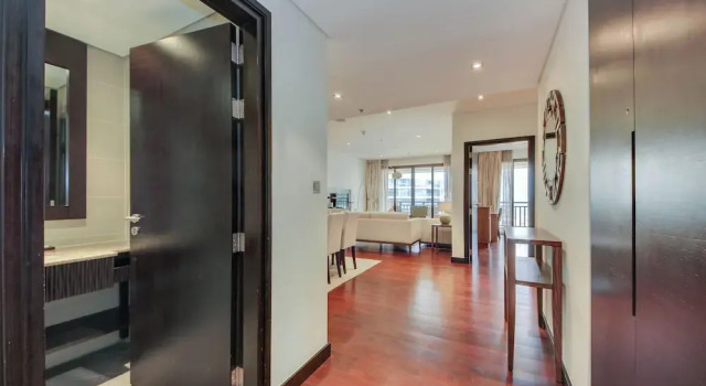 Апартаменты с 2 комнатами Luxe Getaways Royal Amwaj Palm Jumeirah Resort Apartment Holiday Home