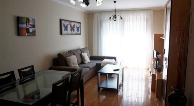 Apartamentos La Perla con piscina y parking