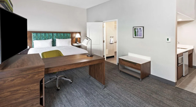 Двухместный люкс Mobility/Hearing Accessible with Roll-In Shower Hampton Inn & Suites Dallas I-30 Cockrell Hill, Tx