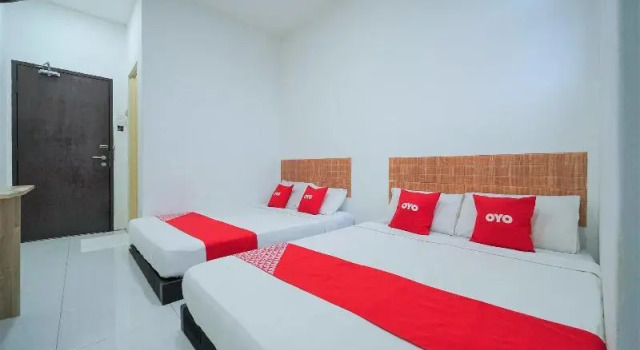 Четырёхместный люкс Hotel O Sp Berlian Inn