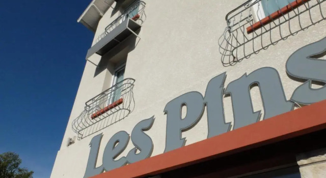 Hôtel Les Pins - Oléron, Забронировать Отель Отели в центре Сен-Трожан-ле-Бен с завтраком, отели в центре Сен-Трожан-ле-Бен с завтраком