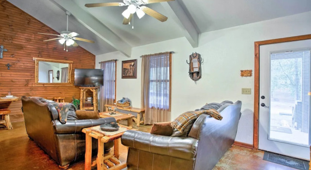 3 Mi to Broken Bow Lake: Cabin w/ Hot Tub & Deck!, Boek Hotel Hochatown Oklahoma