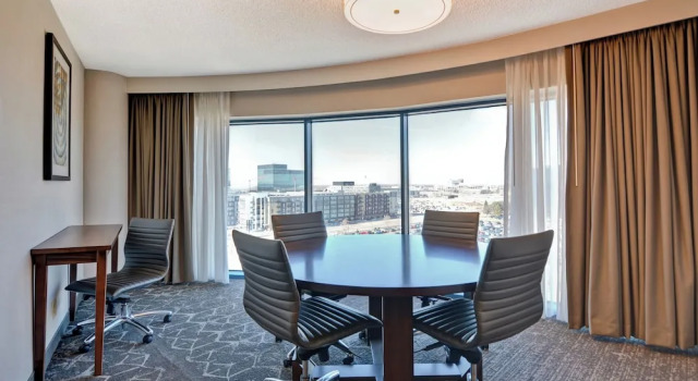 Двухместный люкс для гостей с ограниченными возможностями Corner Embassy Suites by Hilton Minneapolis Airport