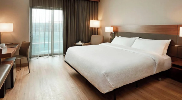 Люкс c 1 комнатой с балконом и с видом на реку AC Hotel by Marriott Cincinnati at The Banks