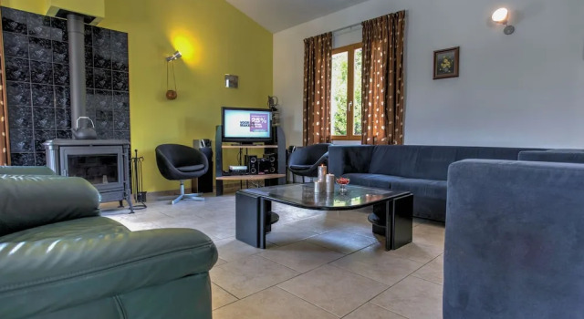 Lively Villa in Félines-minervois With Pool, Rezerwuj Willa Domki letniskowe w Felines-Minervois, Domek