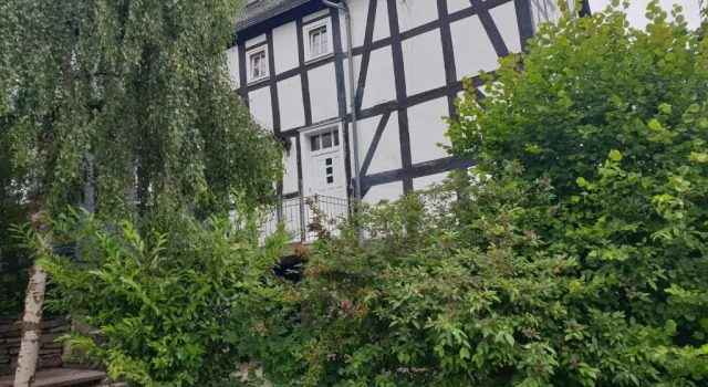 Neu Gemütliche Ferienhaus mit 3 Ferienwohnungen "Max " , " Leonore " und "Beatrice", Забронировать Отель Халленберг 