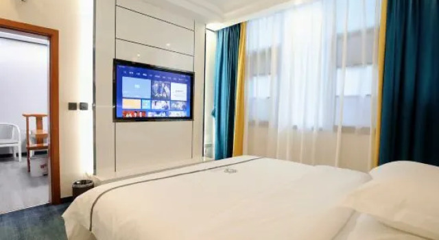 Люкс Deluxe Four Seasons Holiday Inn Prestige