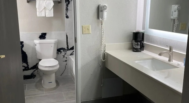 Люкс Deluxe HomeTown Inn & Suites