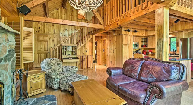 Fire Pit & Hot Tub: Poconos Family Cabin!, Buchen Sie Ferienhaus  
