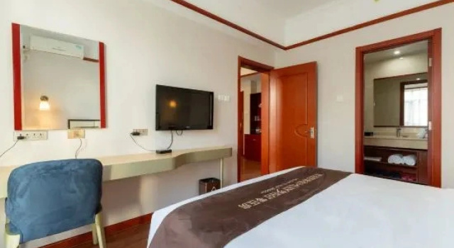 Четырёхместный люкс Business China Electronics Huajing Business Hotel