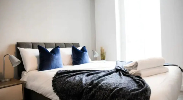 Spacious 2 Bedroom Flat with Balcony Close to Train Station, Забронировать Отель Манчестер Большой Манчестер, рядом с Район Гей-виллидж в Манчестере
