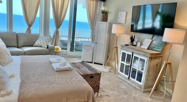 Lovely Ocean front for 5; It sleeps up to 12., Забронировать Отель Дейтона-Бич Daytona Beach Area, рядом с Церковь для автомобилей в Дейтона-Биче