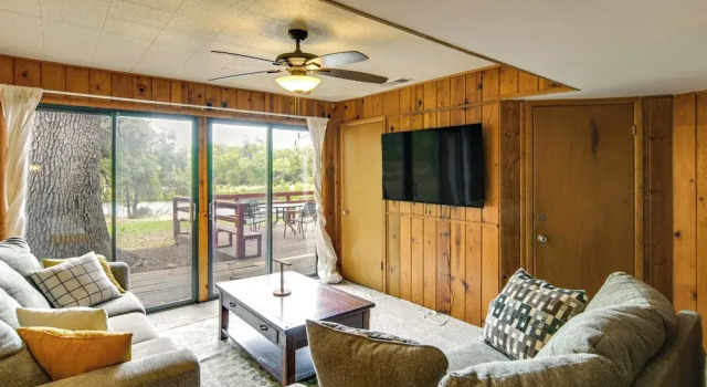 5 Mi to Lake Oroville: Huge Riverfront Home!, Buchen Sie Ferienhaus Oroville Kalifornien