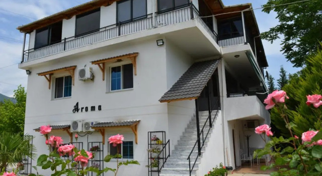 Hotel Aroma, Rezerwuj Hotel Hotele w Gjirokastër County z basenem, Basen