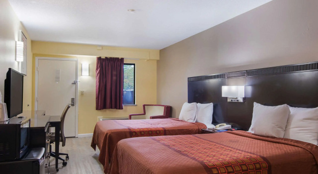 Четырёхместный номер Standard Rodeway Inn & Suites Monroeville-Pittsburgh