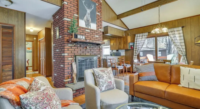 Cozy Pocono Lake Cottage w/ Fire Pit + Ping Pong!, Book Feriehus Sommerhuse i Pennsylvania, Hytte