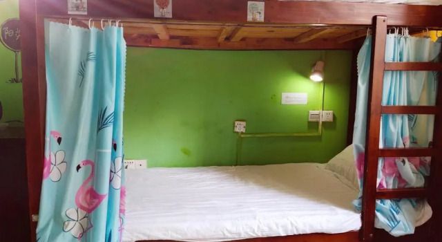 Кровать в общем номере Yangshuo How Flowers Hostel & Party Coliving Coworking Nomads