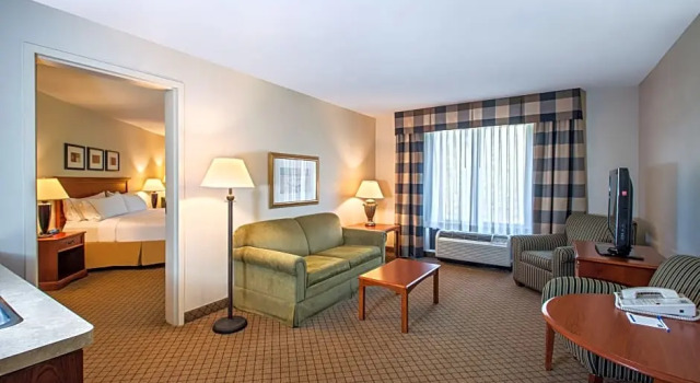 Двухместный люкс c 1 комнатой Holiday Inn Express & Suites Flowood by IHG