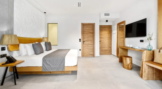 Трёхместный номер Standard с балконом и с видом на сад Emilys Luxury Suites
