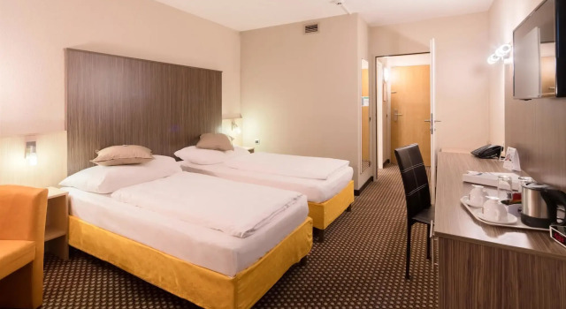 SLEEEP Hotel Vösendorf, Забронировать Отель Отели Фёзендорф с парковкой, Парковка