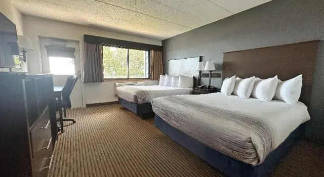 Четырёхместный номер Deluxe AmericInn by Wyndham Menominee