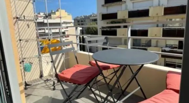 Beautiful Bright Apt At 3 Min Walk From The Beach