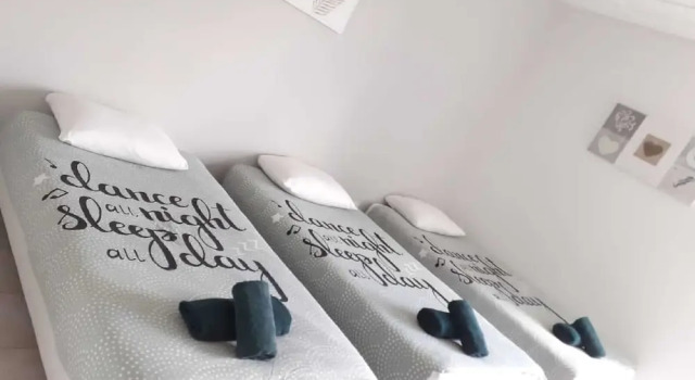 Номер Standard Paris en train Area Studios avec salles de bain et kitchenettes privées ou chambres avec salles de bain et cuisines communes