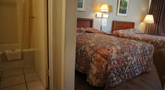 Standard Neljän hengen huone Executive Inn & Suites