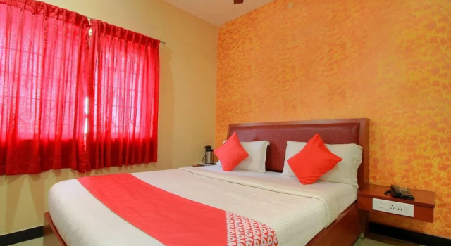 OYO 11585 Hotel Shreenithi