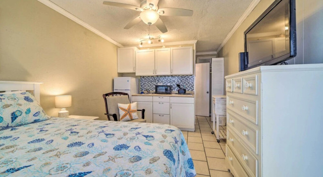 Beachfront PCB Studio: Pool, Patio & Deck Access!, Book Lejlighed Hoteller i Lower Grand Lagoon med parkering, Parkering