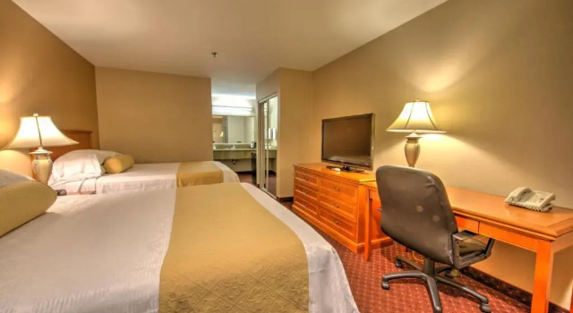 Четырёхместный номер Standard Burbank Inn and Suites
