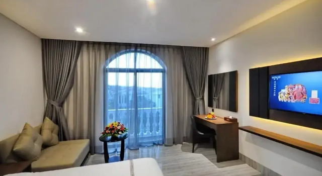 Двухместный номер Deluxe с балконом и с видом на бассейн Crown Nguyen Hoang Hotel