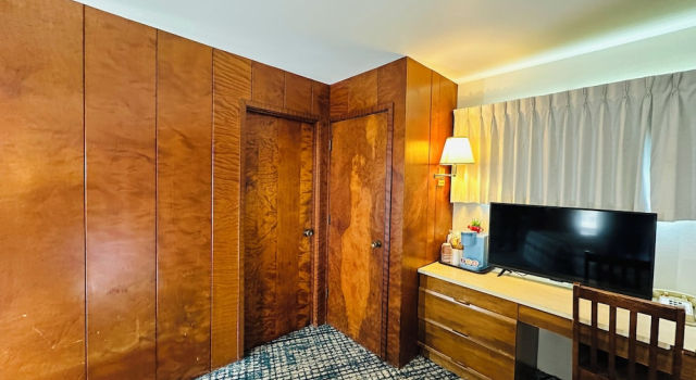 Люкс Curly Redwood Lodge