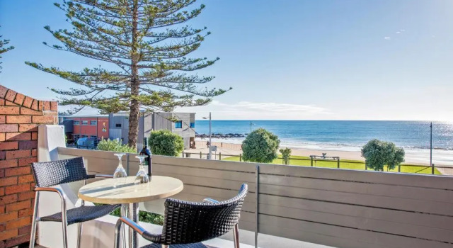 Люкс Executive с балконом и с видом на море Beachfront Voyager Motor Inn