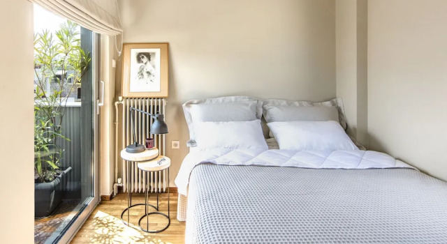 Stylish Sunny Apartment 1 stop to City Center by VillaRentalsgr