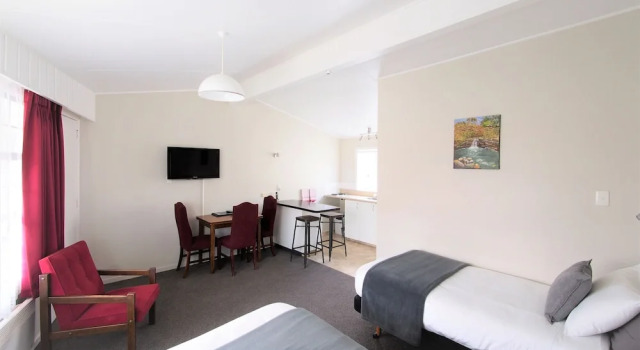 Студия с балконом Riverlodge Motel