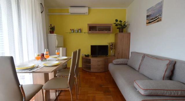 Apartment Biserka, Забронировать Апартаменты/квартира Отели Малинска с парковкой, Парковка
